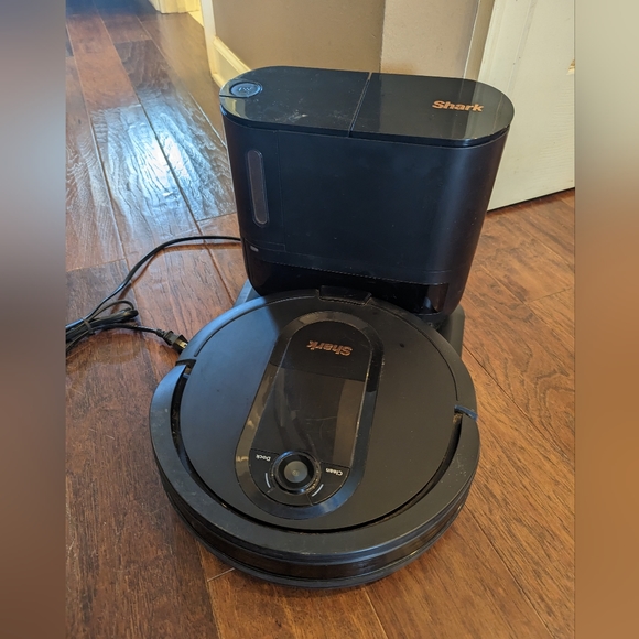 Shark IQ Robot Vacuum Cleaner with self empty Wifi - Picture 1 of 3